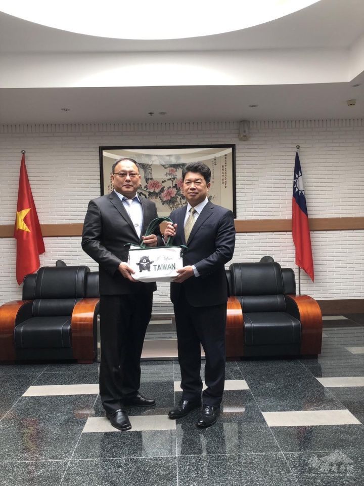 韓國耀致贈僑委會「熊愛臺灣愛心能量包」，由會長王志堅代表接受 