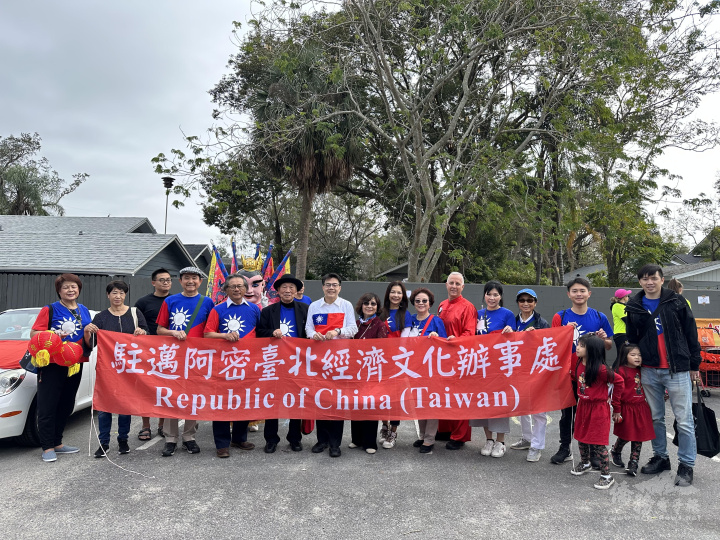 周啟宇(左3)與大奧蘭多臺商會會長周皇任(左5)、僑務諮詢委員楊喬生(左6)及僑民合影