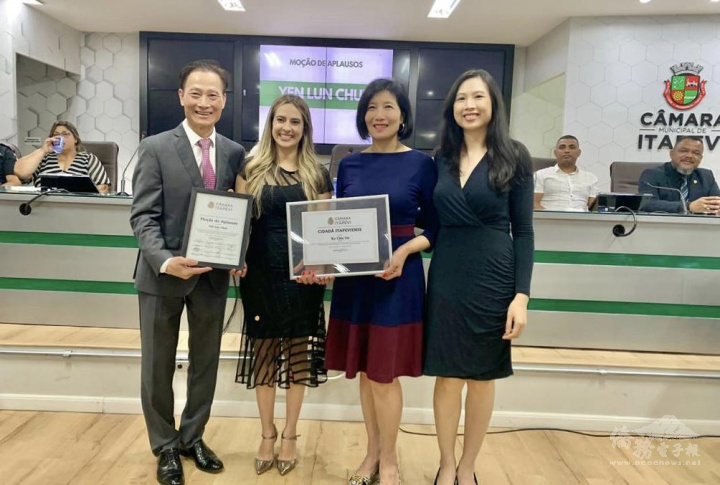 提名柯家玲為Itapevi市榮譽市民的市議員Camila Dodói da Silva Rodrigues（左二）和柯家玲醫生（右二）、葉倫群院長（左一）、葉凱琳（右一）一起合影