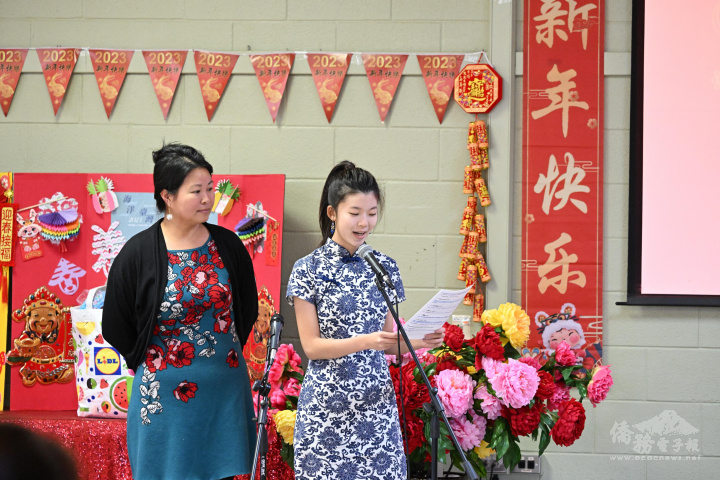 聯歡會主持人家長會會長簡惠貞(左)，青少年志工主持人彭桐雨。