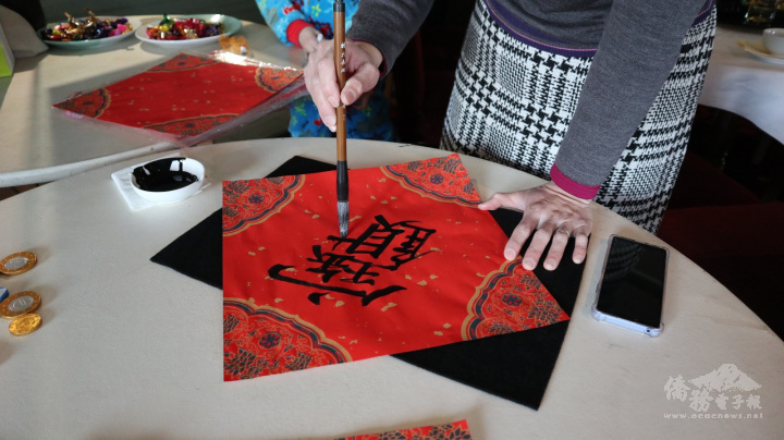 Syue-Ping Ma demonstrated the making of Spring Festival couplets.