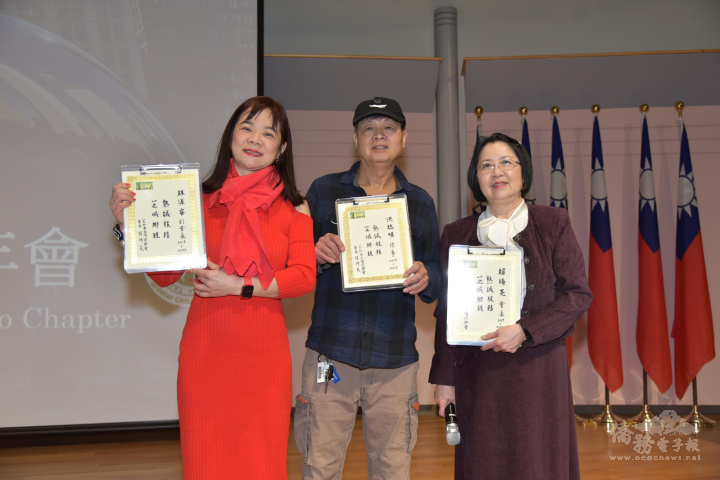 同鄉會頒發感謝狀給卸任會長賴琦亮(右一)、副會長林源容(左一)及理事洪聰明(中) , 感謝他們在疫情期間為同鄉會所做的貢獻