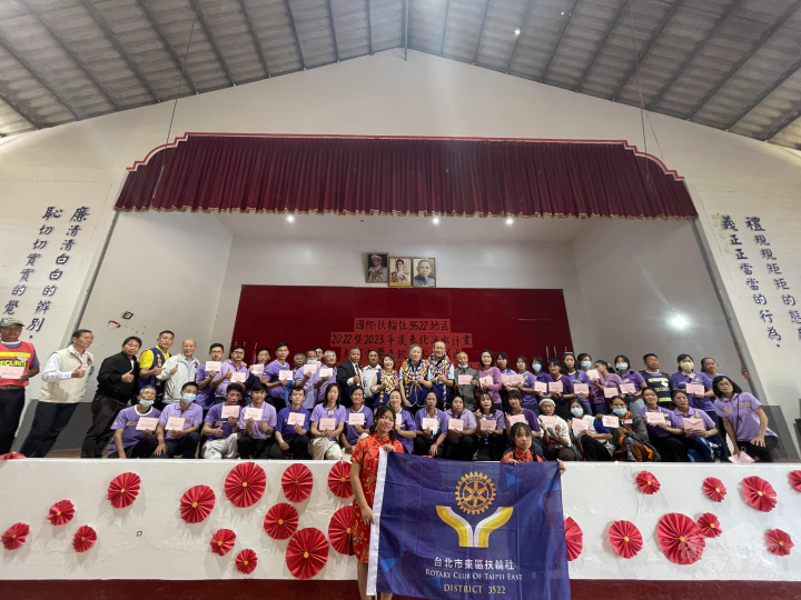 頒發教師慰問金及學生獎助金合影