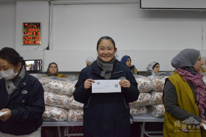 發放物資有面值二千里拉的購物卡