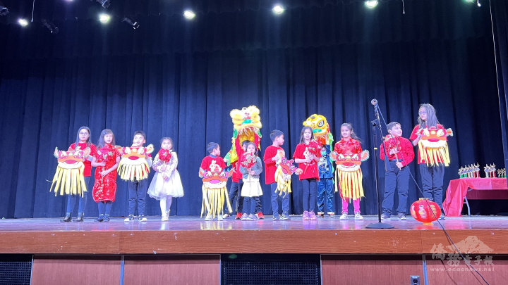 一年級「祥獅獻瑞賀新春」，11名學生手持自製獅頭面具，隨著音樂起舞
