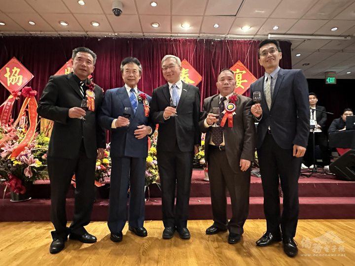 由左至右:黃偉躍、陳日初、朱永昌、陳健民、蘇上傑