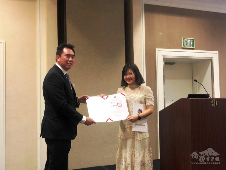 蕭蓓如(右)代表僑委會致頒感謝狀給滿任會長葉紹陽(左)。