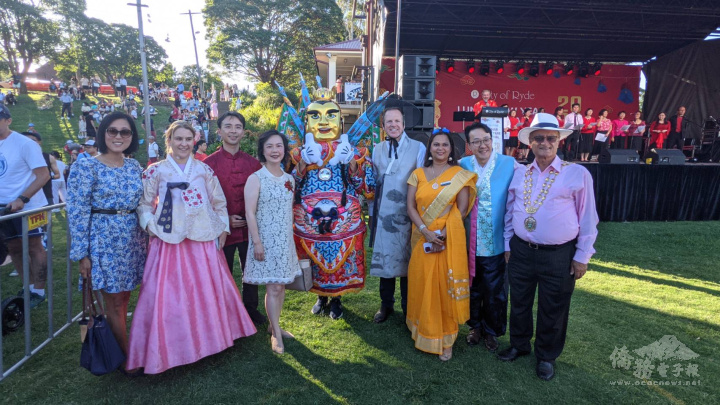 駐雪梨辦事處處長范惠君與三太子級穿著傳統服飾的Ryde市議員合照