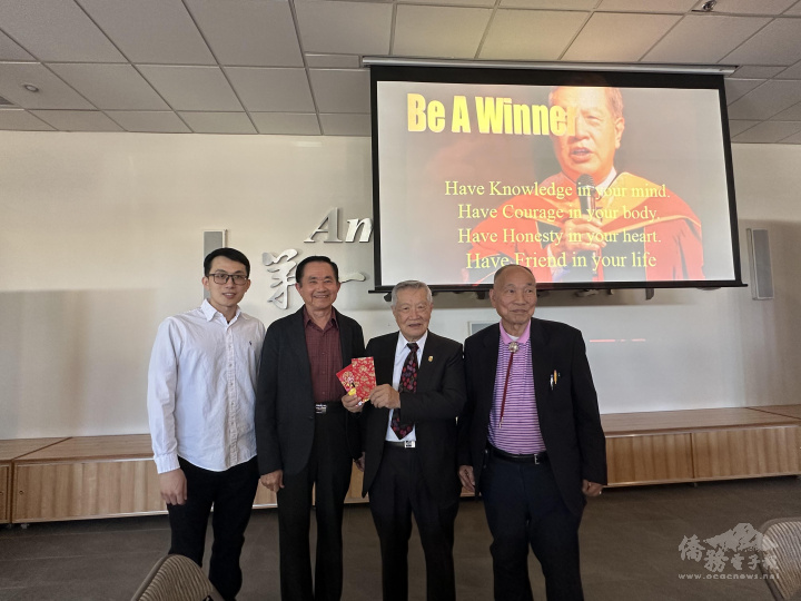 大奧蘭多臺灣商會與僑務諮詢委員王成章致贈獎學金至李博士研究中心（左起：大奧蘭多臺灣商會副會長張澔潤、僑務諮詢委員王成章、李昌鈺博士、僑務諮詢委員楊喬生）