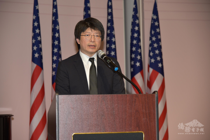 文教中心蔡主任致詞 曾經舉辦海外228受難者遺屬返鄉團, 整個過程讓他非常的感動