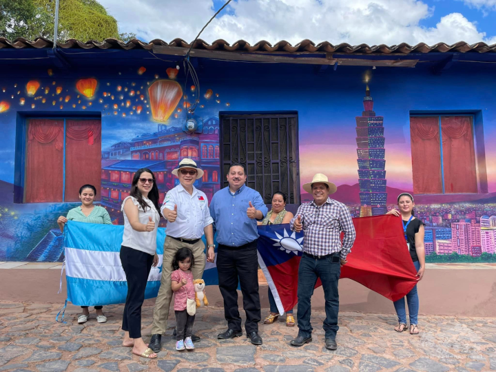 總領事郭炳宏近日拜訪Santa Bárbara省Arada市，與省長兼市長Arnold Avelar在街頭臺灣主題壁畫合影留念。
