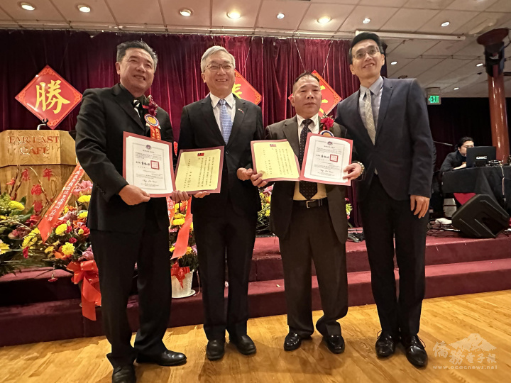 頒發賀狀，由左至右: 黃偉躍、朱永昌、陳健民、蘇上傑