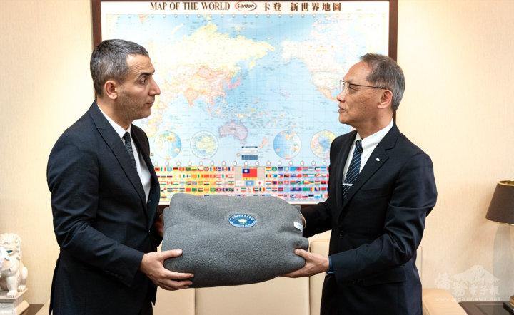 慈濟捐贈毛毯給土耳其災民 土國官員(左)代表接受