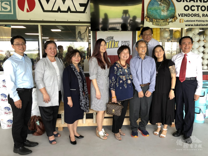 與會貴賓合影，李三富董事長夫婦(前排右3、右4)、李家瑜(右2)、Vivian LEE PRAK(右5)、鍾世芬會長(左2)、僑務諮詢委員王成章 (右1)、僑務顧問高健智(後)