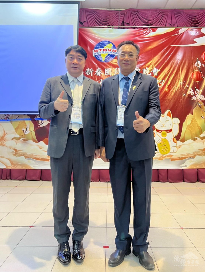 越南臺灣商會聯合總會總會長簡智明(左)平陽臺商會會長陳水石(右)合影