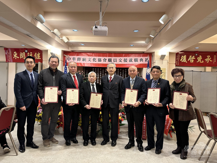 頒發賀狀及感謝狀(由左至右:蘇上傑、趙炳賢、余武良、鄧灼照、賴銘琪、趙川三、張博器、陳夏儀)