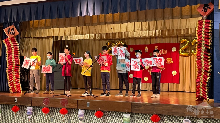 七、八年級聯袂演出「十二生肖祝福語」與「一翦梅」（圖：愛迪生中文學校提供）