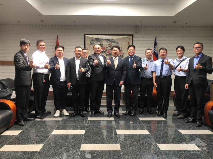 全體與會人員與處長韓國耀、僑務組組長張皓鈞合影留念