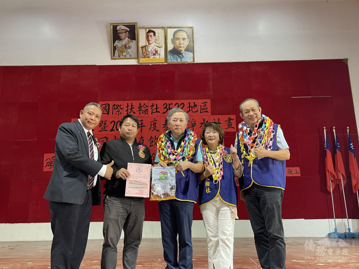 張明光偕村長向扶輪社社長致贈感謝狀