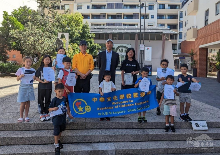 施博祥頒發中華文化學校同學2022年結業證書及參加比賽得獎同學