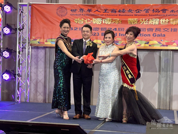 在紀欽耀見證及副總會長陳玲華(右2)監交下，兩位會長完成印信交接