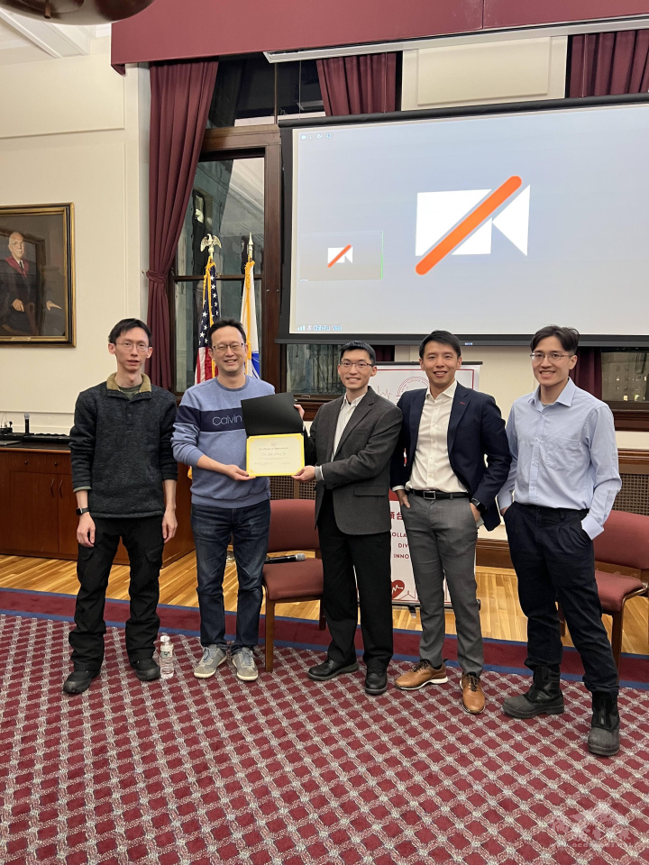 協會致贈感謝狀; (自左至右) 共同會長羅盈智，陳思達，余坤興，蘇俊翰，魏志阜