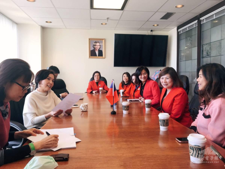 世華溫哥華婦女商會新任理監事與溫哥華辦事處處長劉立欣、僑務組組長陳碧蓮、僑務秘書黃慶育進行僑務推動座談會