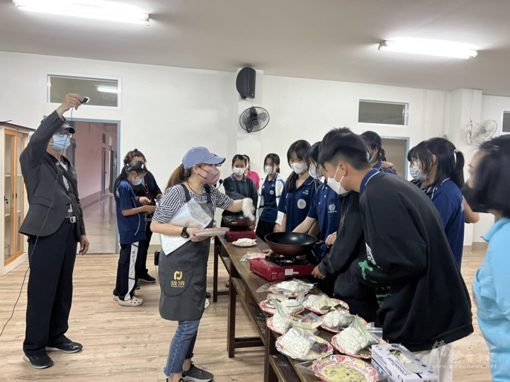 主任黃仲文與老師黃子庭主持烘焙教學情景