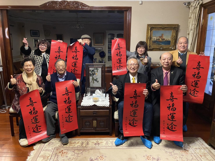 駐法國代表處大使吳志中（前排右2）1月30日偕僑務組向法國中華會館主席丁偉星（前排左2）及會員幹部拜年。