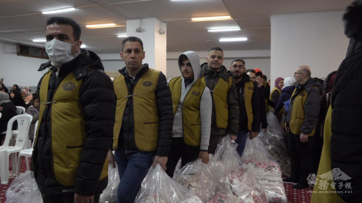 排隊領取冬天的禦寒物品毛毯和圍巾