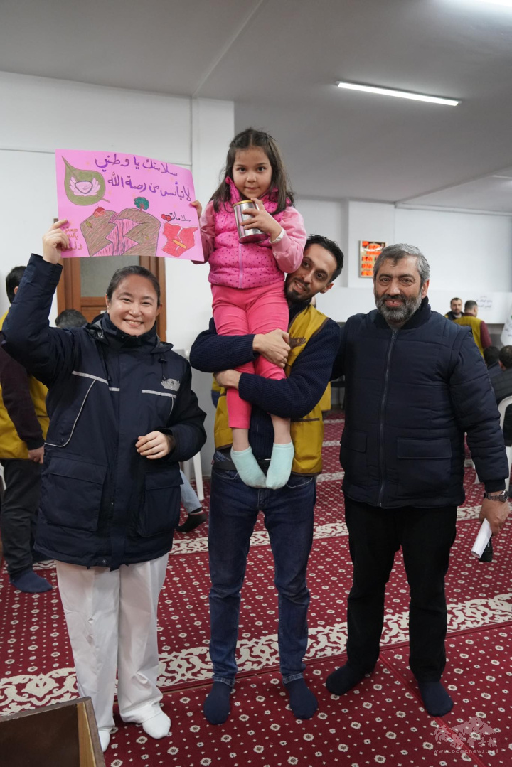 滿納海的學生帶著自己的存錢筒和畫作來表達支持的心意，讓在場的災民和志工們非常感動！