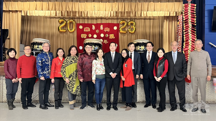 社區政要與多名前校長出席同慶，左起：徐祝華、陳華友、吳克平、陳雅玲、黃淑慧、施景渭、、陳永豐、林郁翠、戴松昌、李僑韋、謝嘉文、彭曉寒、沈尚恆。