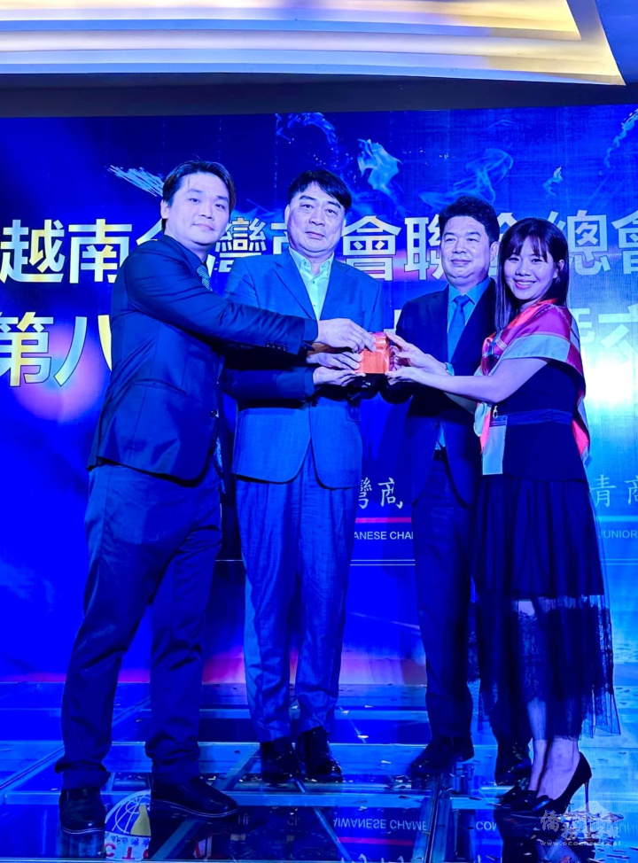 處長韓國耀總會長簡智明見證進行第七屆陳靜璿與第八屆林洋逸的交接儀式順利完成