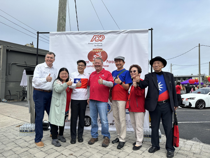 From left to right, Orlando City Commissioner Robert Stuart, CAACF President Pauline Ho, Director General Charles Chou, Mayor Buddy Dyer of the City of Orlando (center), and members of the Taiwanese community in Central Florida.