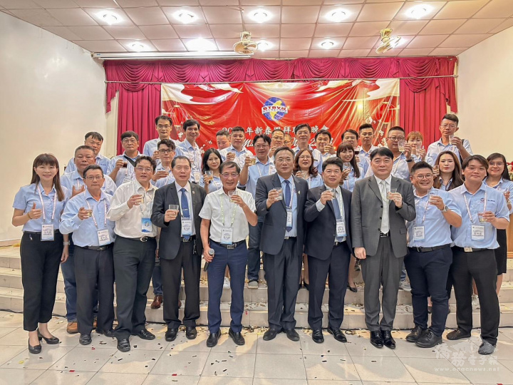 韓國耀(右4)陳水石(右5)簡智明(右3)李天柒(左5)蔡文瑞(左4)及平陽臺商會幹部向宜安區會員拜晚年