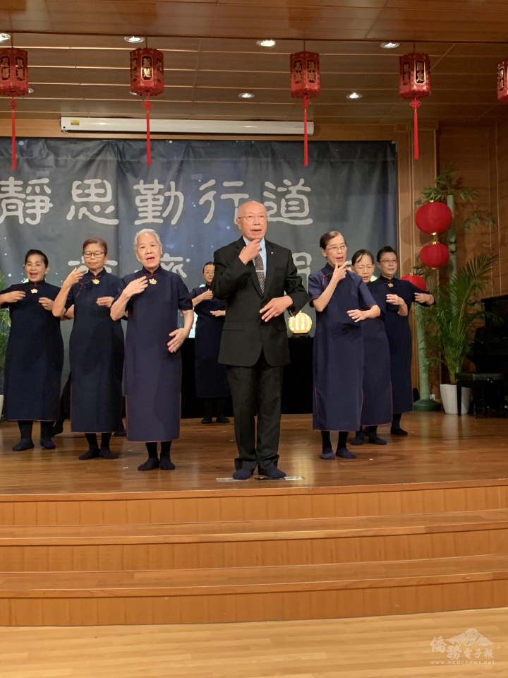 慈濟師兄姐表演千手觀音手語歌