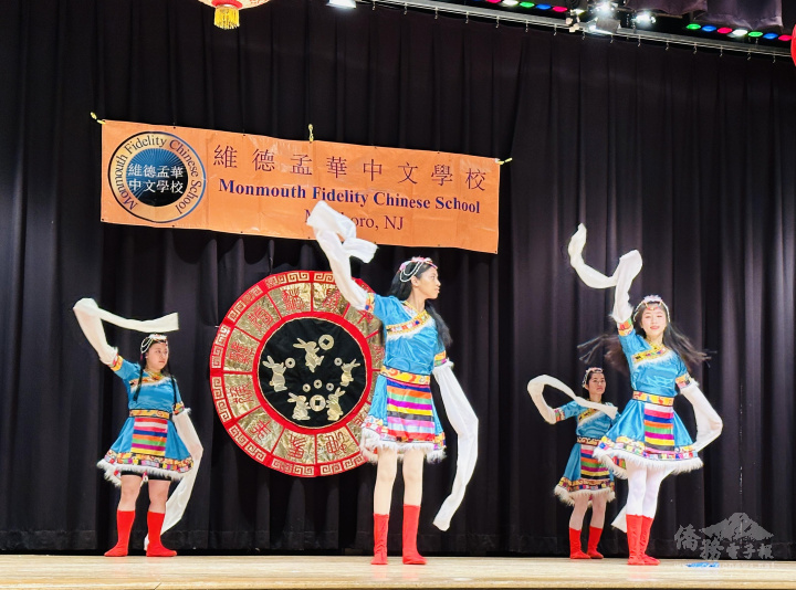 舞蹈班學生表演藏族姑娘，衣袖輕舞，自然流暢。