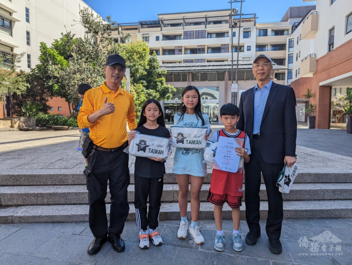 施博祥（右）贈送參加校外比賽表現優異同學黑熊包