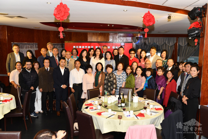 眾人與歐江安合影留念