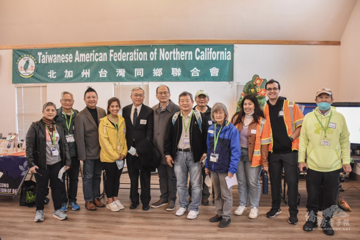 朱永昌、張正邦與義工合影；(由左自右)江詩怡、蔡振瑞、張正邦、陳文羿、林政原、高逞陽、陳天令、陳碧雲、陳敏而、Michael Juri 、陳義念