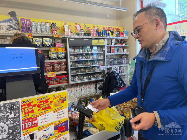 三立電視臺記者張峻棟自掏腰包購買生活物資贈送貝漢太太