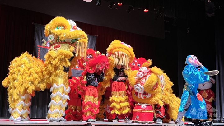 ​  博根舞獅隊「祥獅獻瑞」由李國霖指導，眨眼扇耳、搖頭擺尾，求吉納福好彩頭