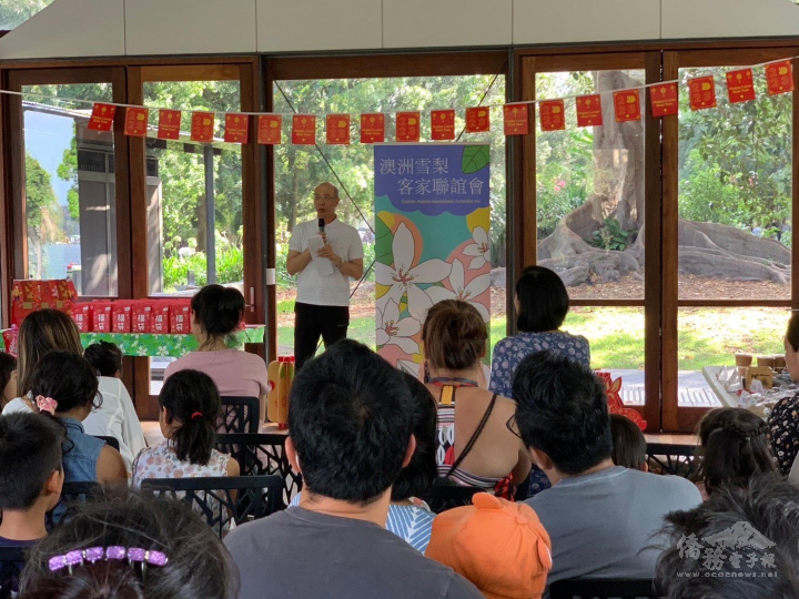 雪梨文教中心主任施博祥鼓勵鄉親申辦i僑卡