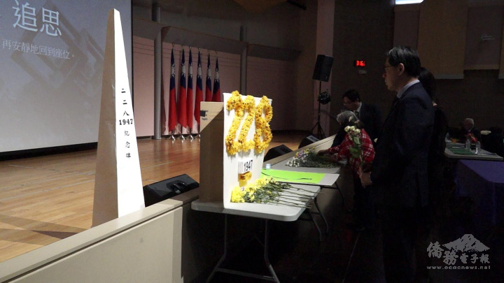 姜森向二二八受難者獻花