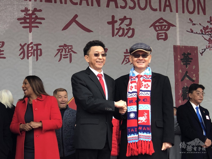 駐紐約辦事處處長李光章(右)受布祿崙華人協會會長麥保羅(左)邀請參與新春慶祝活動