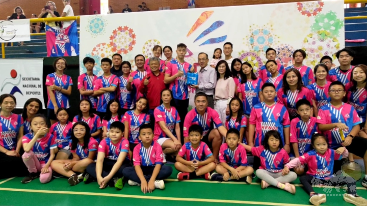 駐東方市總領事館總領事張俊彬至球賽現場慰問僑胞球友，並與巴拉圭羽球協會會長高中禮，及來自東方市的LBA羽球學院（Lee´s Badminton Academy）的球員共同合影留念