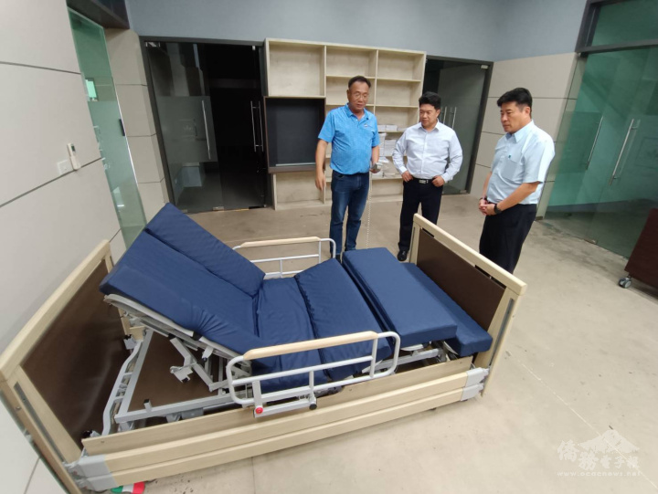 陳水石(圖左)向韓國耀(圖中)張皓鈞(圖右)解說榮獲20222年「海外臺商精品金質獎」電動醫療床