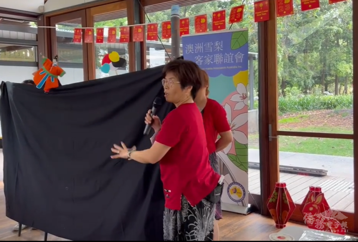 主辦單位以布袋戲劇場方式介紹天穿日傳說