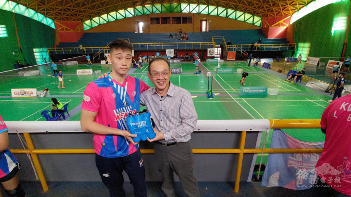 張俊彬贈送運動飲料給僑胞參賽球員，並由LBA羽球學院李仁傑教練代表接收，鼓勵僑胞們在球場上奮戰不懈