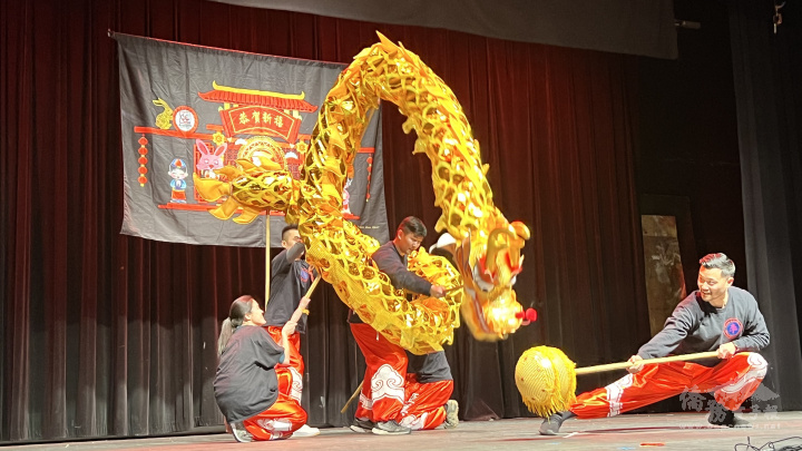 博根中文學校春節慶祝會，六名家長表演「舞龍迎兔」